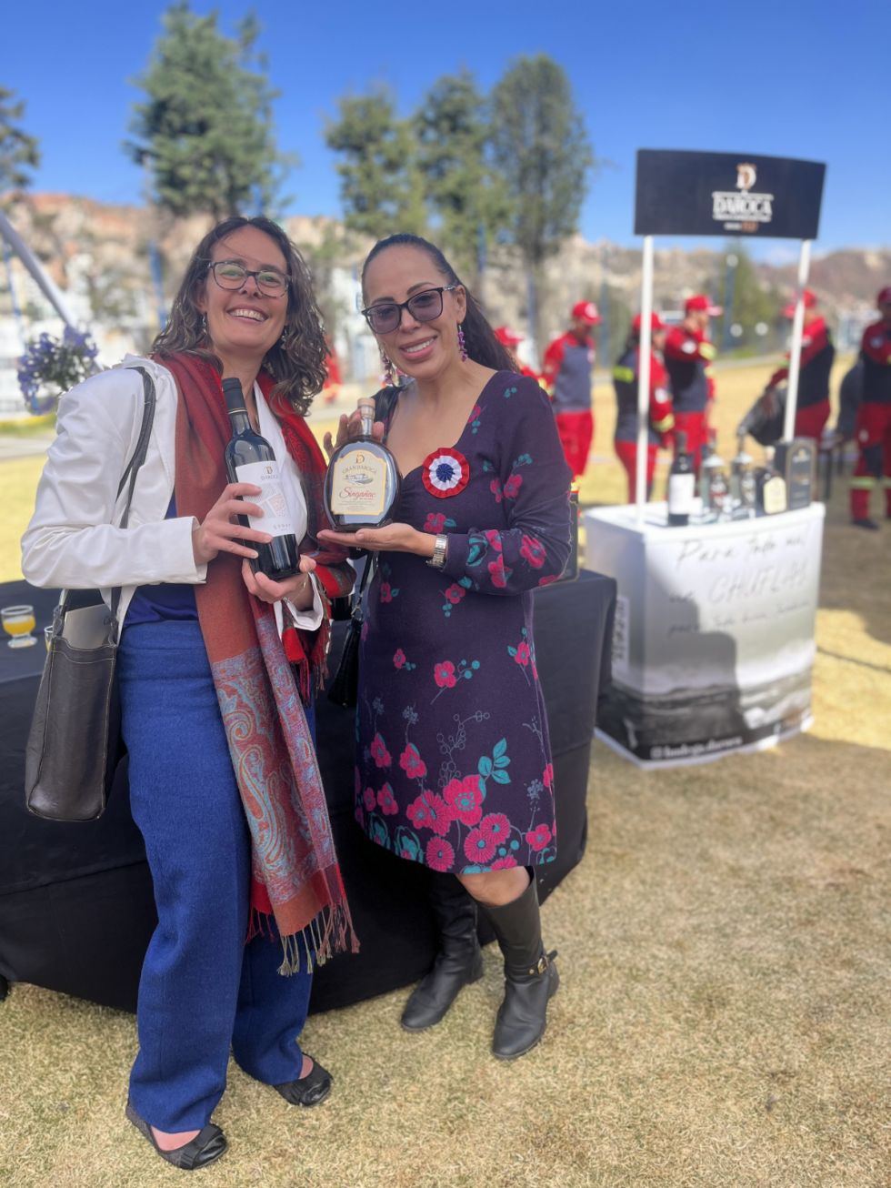 Felices después de probar los vinos y singanis Daroca