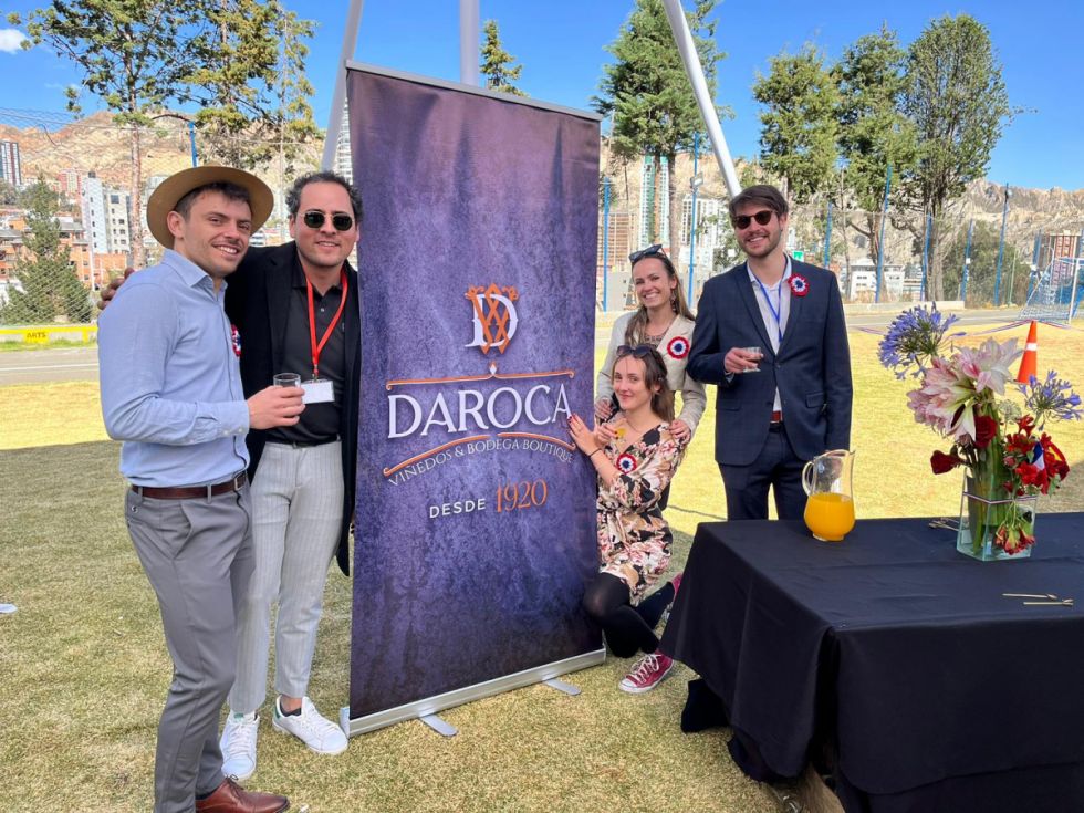 Adrián Daroca y miembros del cuerpo diplomático de la Embajada de Francia en Bolivia