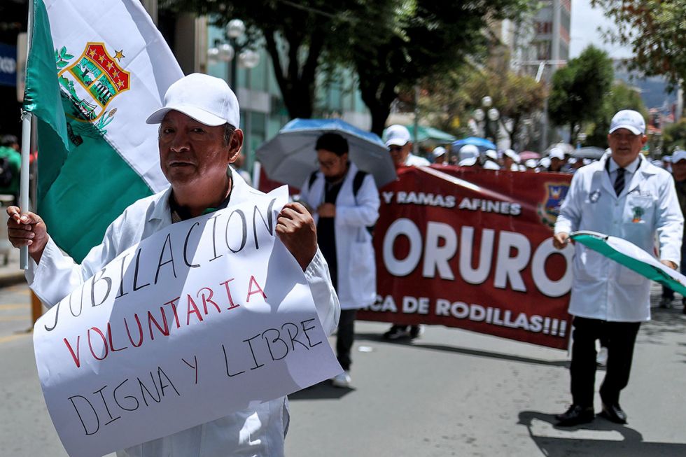 Médicos marcharán contra la jubilación forzosa y alistan un paro de 5 días 