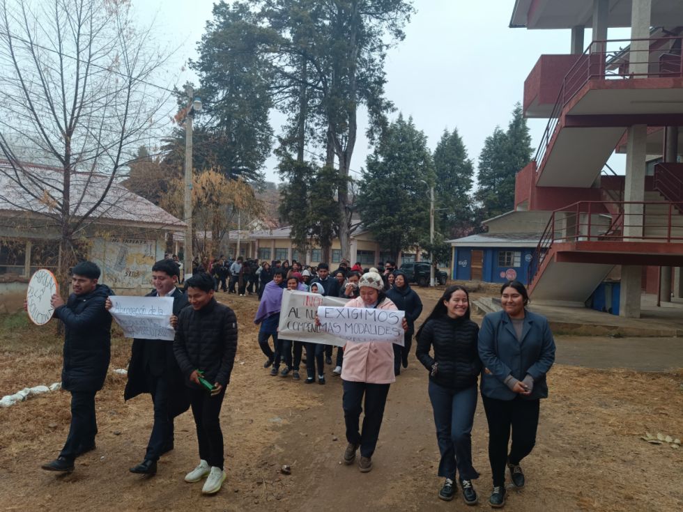 Estudiantes de la ESFM de Canasmoro marchan pidiendo abrogación del nuevo Compendio