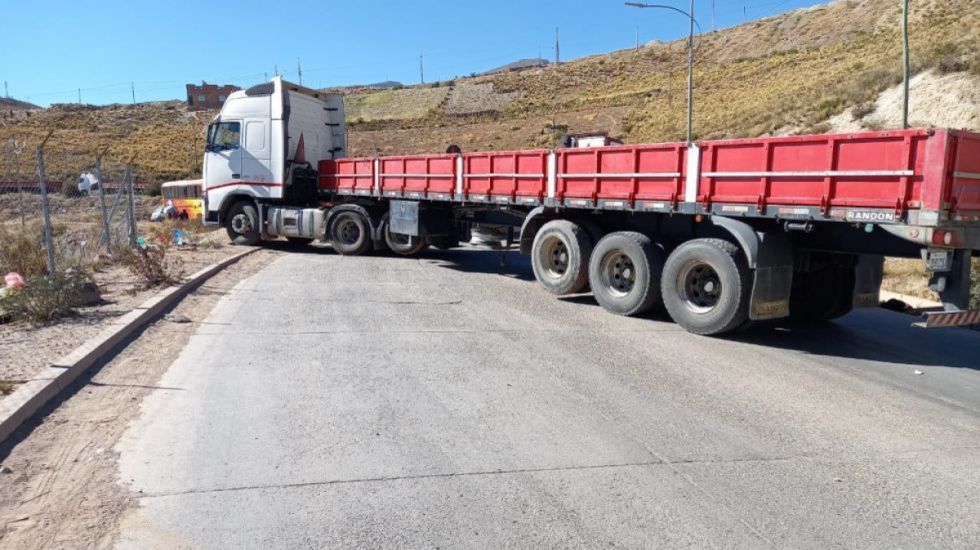 Pese al pedido de Arce, transportistas ratifican bloqueo en ciudades y carreteras