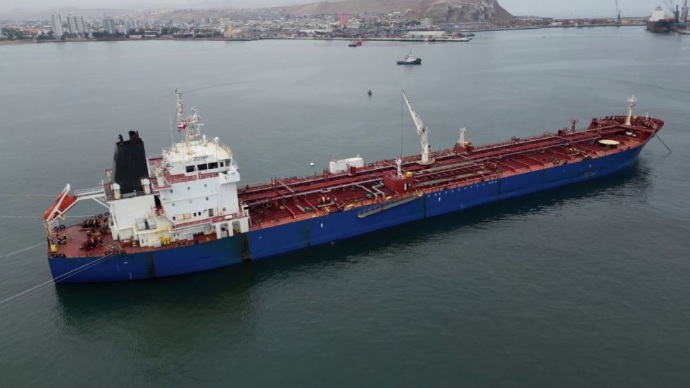 YPFB descarga diésel de un buque a través de la terminal marítima SICA SICA en Arica  