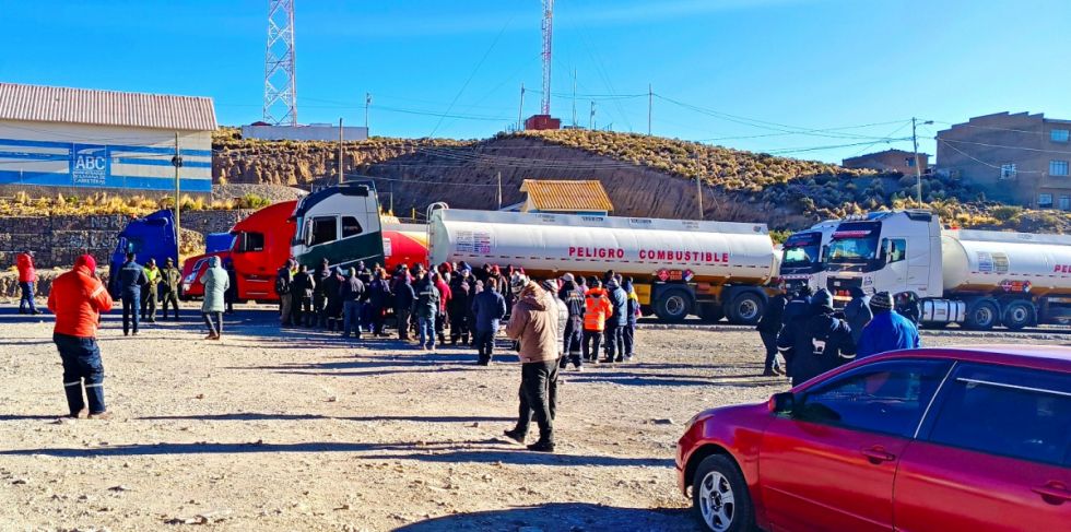 Transporte pesado levanta bloqueo a nivel nacional, pero mantiene estado de emergencia