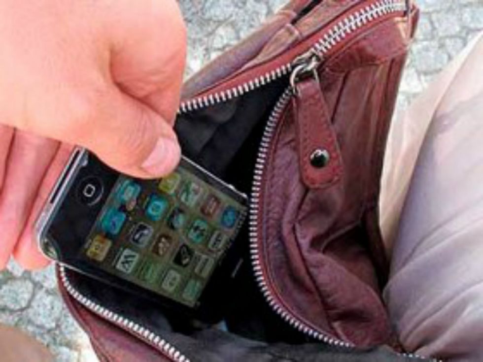 Distraen a una mujer para robarle el celular 