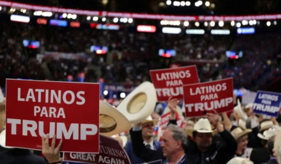 Por qué los latinos están dejando de votar demócrata en Estados Unidos