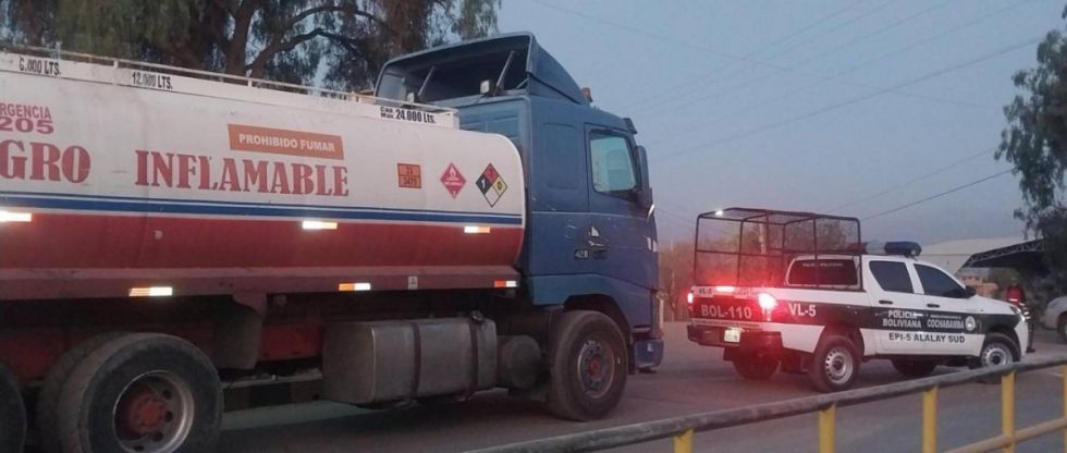 Policías escoltan a los carros cisternas que salen de la refinería a los surtidores