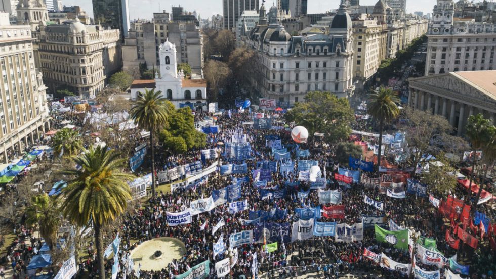 Organizaciones sociales marchan en Argentina
