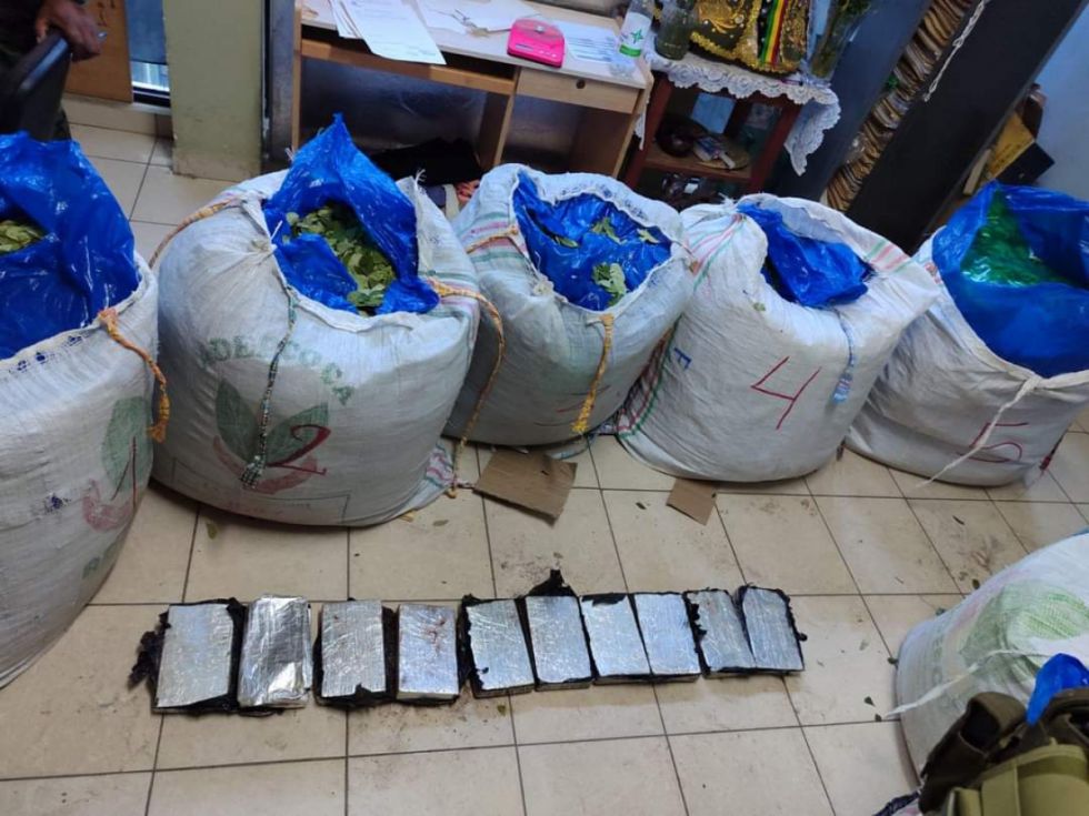 Hallan droga en taques de coca y en encomiendas