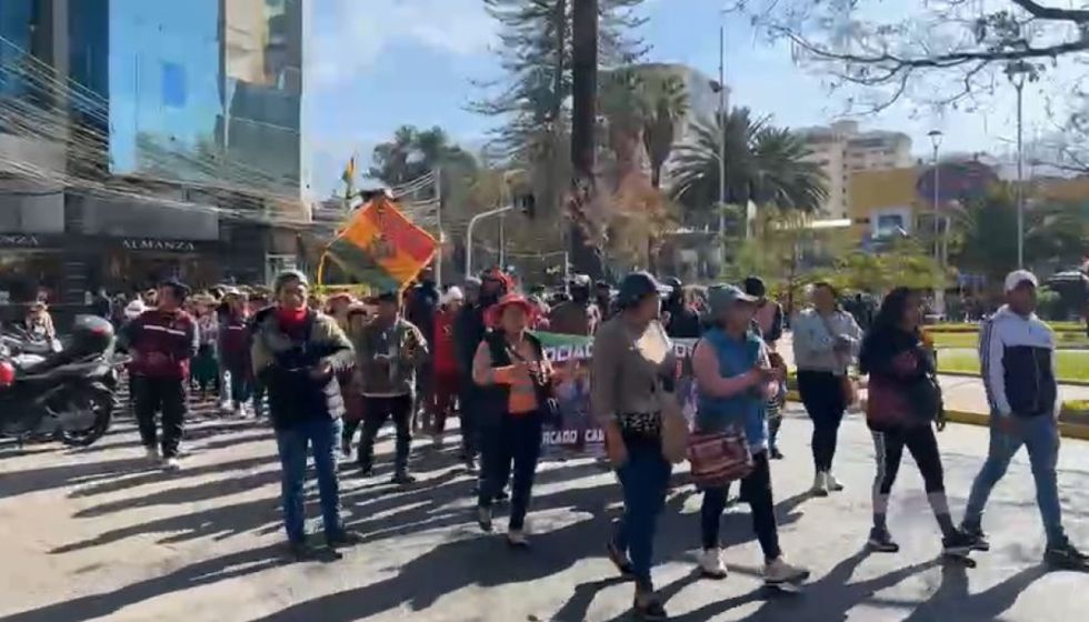 Gremiales inician marcha exigiendo dólares, a su paso obligan a sus afiliados a cerrar puestos