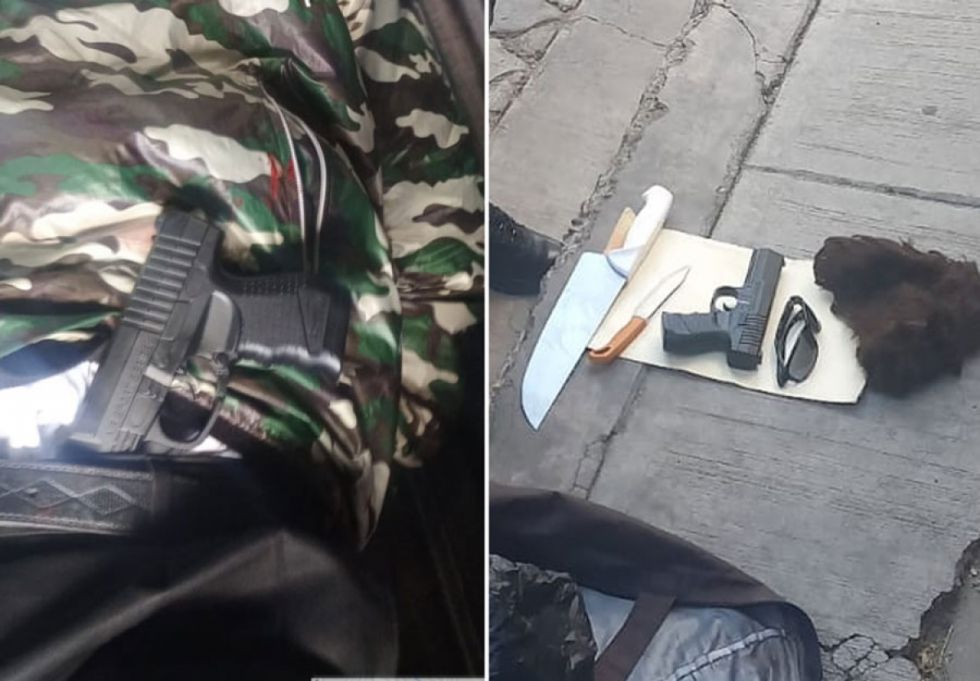 Sujeto intentó robar un banco; llevaba una pistola de juguete, cuchillos y una peluca
