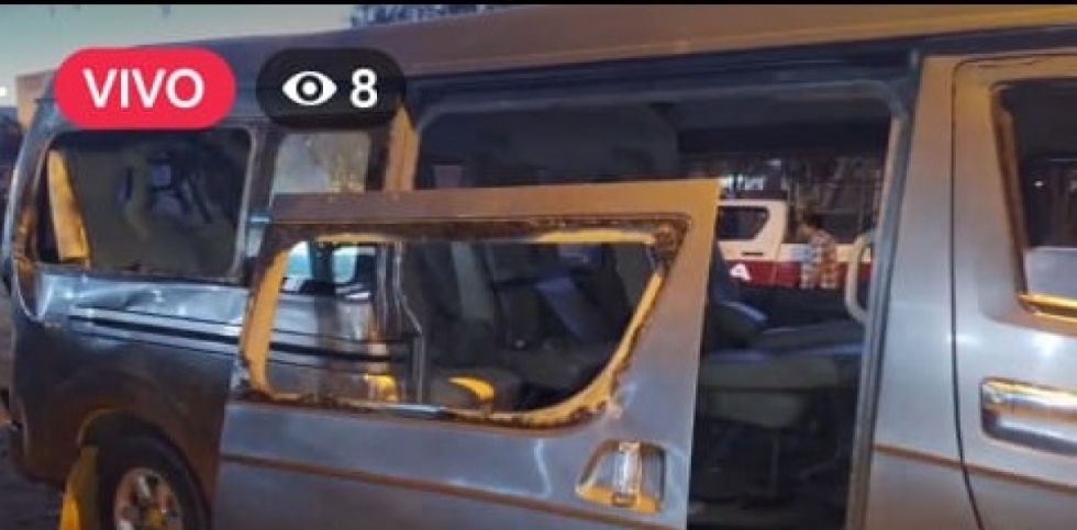 Una garrafa explotó al interior de un minibús, el vehículo quedó destrozado 