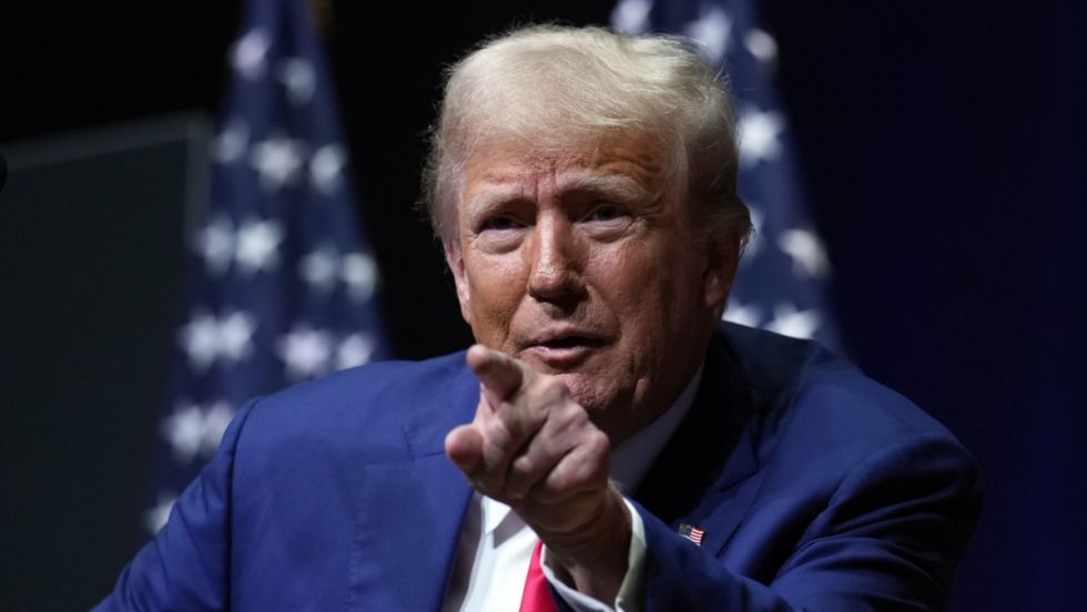 Trump redobla cruzada verbal contra Harris