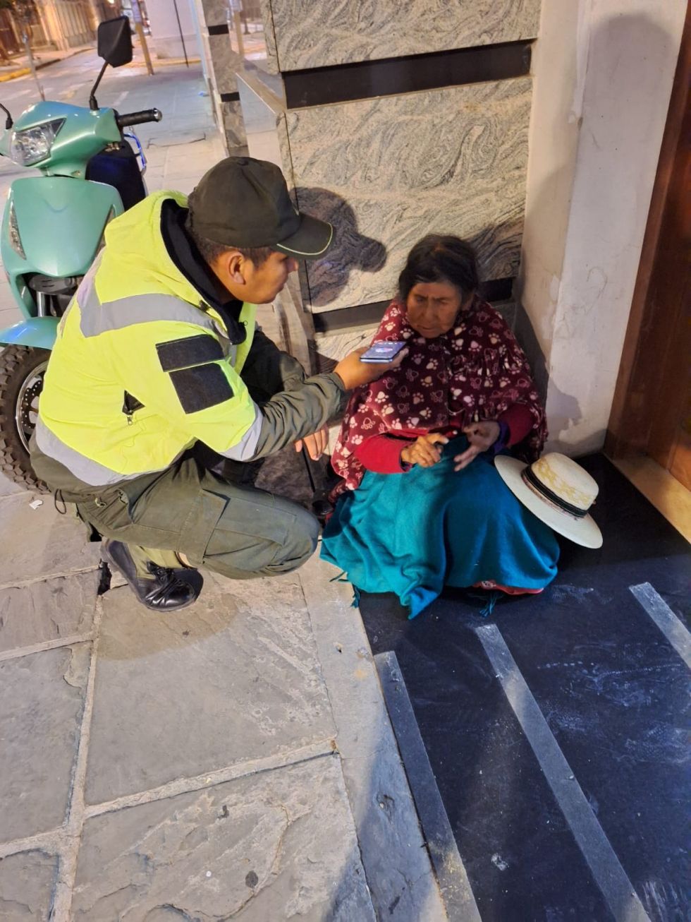Adulta mayor fue abandonada durante la noche en una calle de Tarija