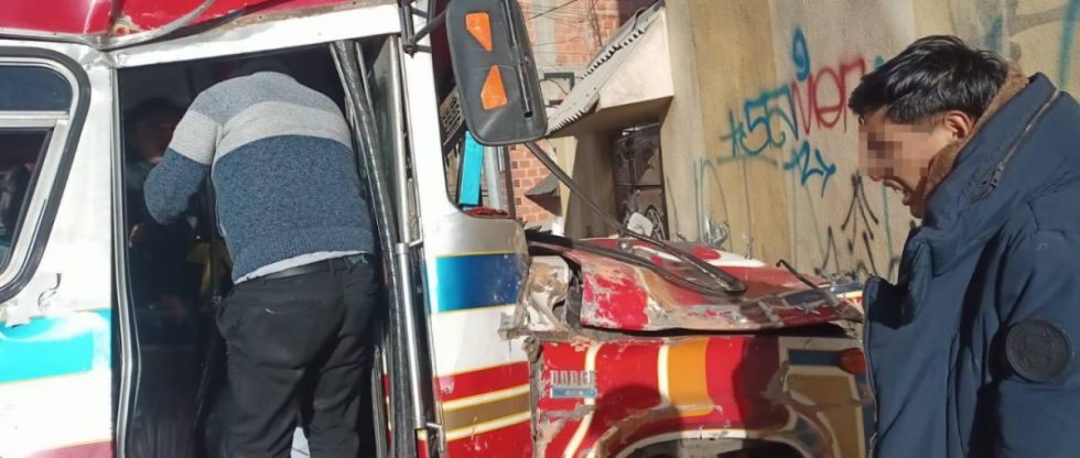 Un micro con escolares choca contra una casa en La Paz y deja más de 10 heridos