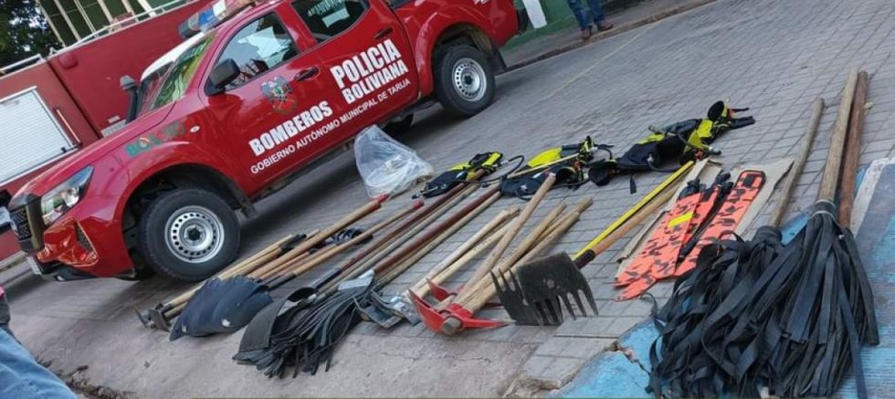 Policía entrega equipamiento a Bomberos en el Chaco