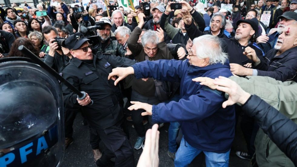 Policía reprime protesta de jubilados contra Milei