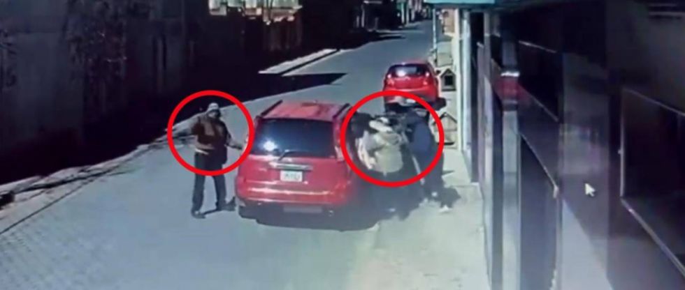 Delincuentes se llevaron Bs 500.000 tras maniatar y amenazar con armas a sus víctimas