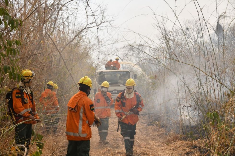 Bomberos combaten el fuego en 53 comunidades