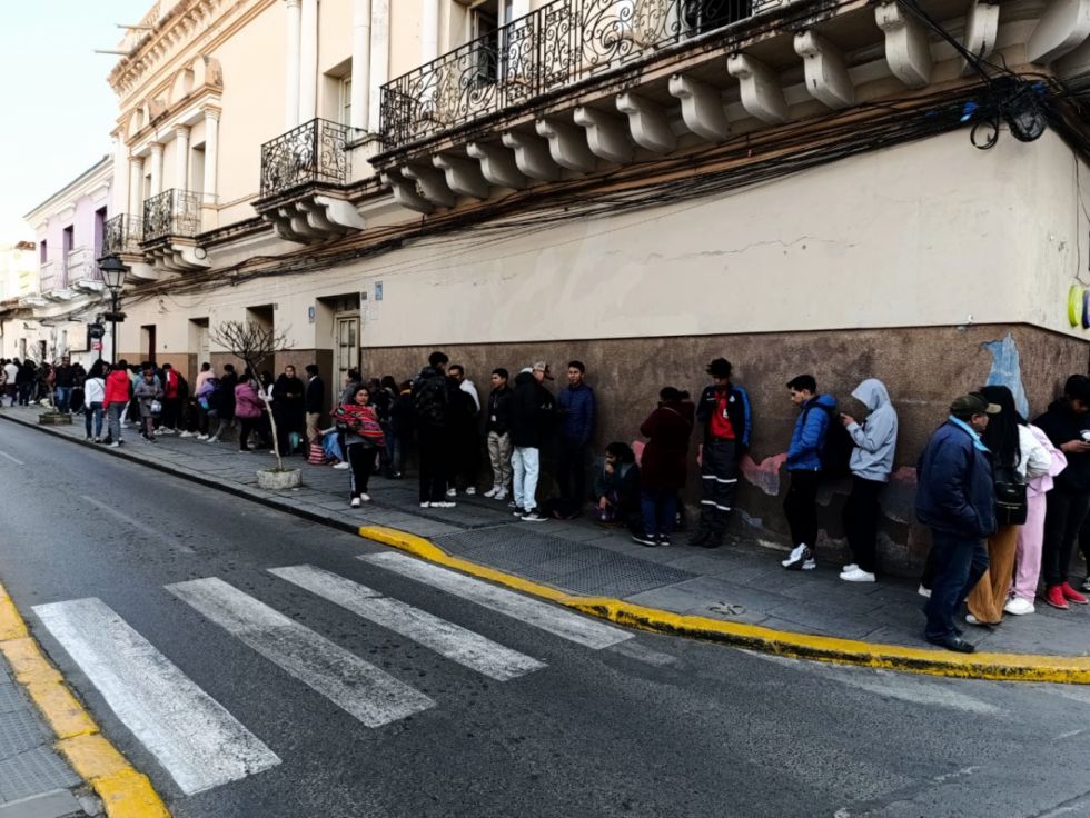 Colapso en el último día de empadronamiento: hay personas que están en la fila más de 24 horas y aún aguardan para registrarse