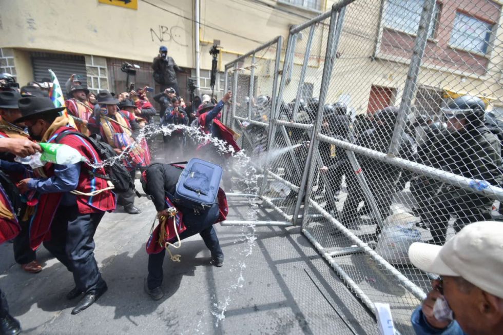 "Ponchos Rojos" intentan recuperar su sede lanzando piedras y son gasificados por la Policía