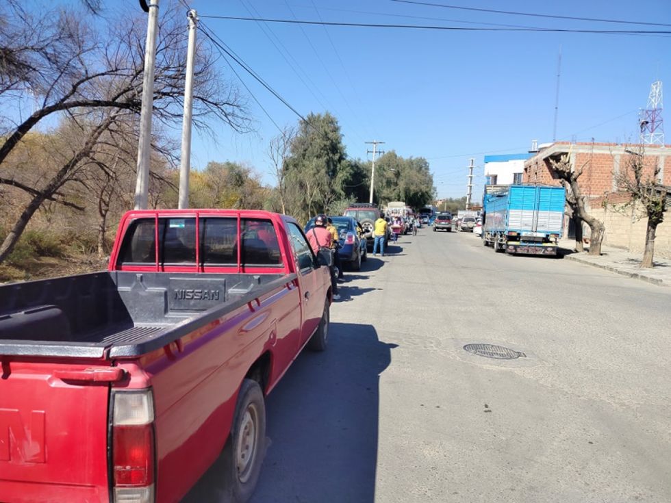Vuelven las filas en estaciones de servicio de Tarija por escasez de combustible
