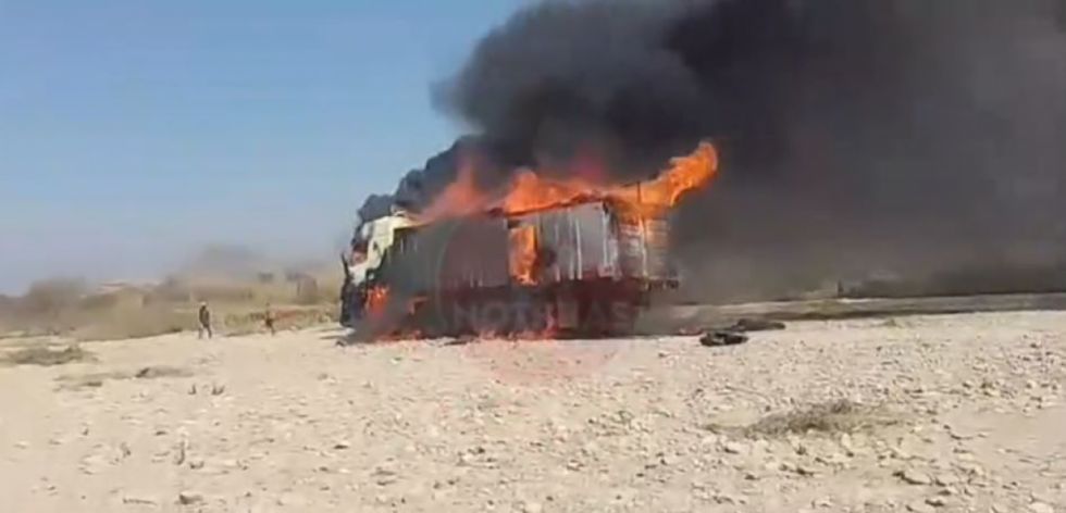 Incineran camión cargado de ropa de contrabando tras persecución en Tarija