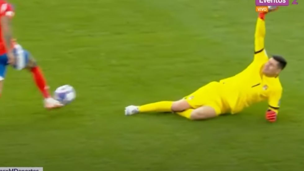El error y lesión de Lampe que terminó en gol de Chile