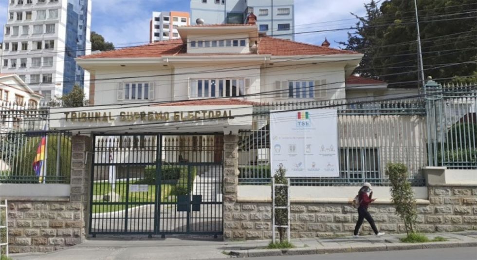 TSE revisa las preguntas del referéndum sobre subsidios a los hidrocarburos y la reelección discontinua