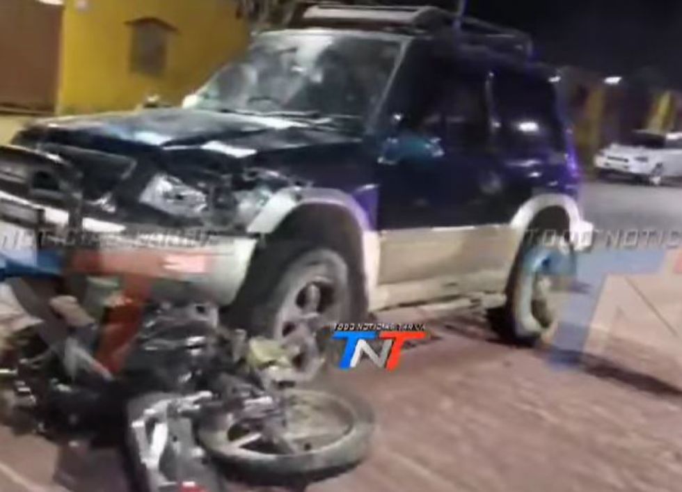 Conductor ebrio choca motocicleta en Tarija y la arrastra por varios metros