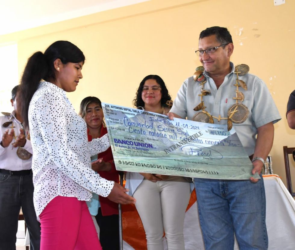 Montes entregó Bs 3 millones del Prosol en O’Connor