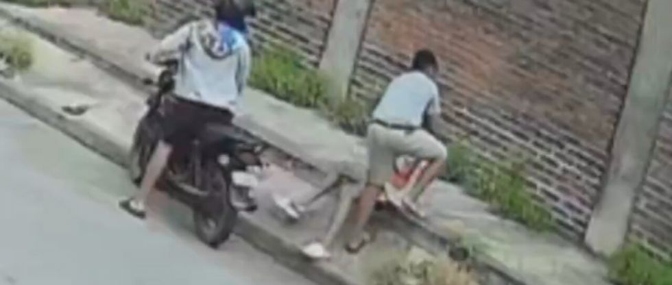 Roban el celular de un adolescente que pasaba clases virtuales en una acera