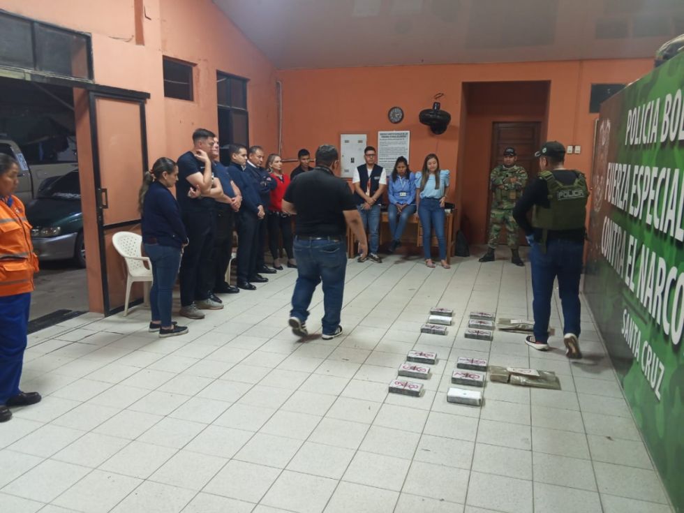 Hallan droga en avión en Viru Viru y arrestan a 35 personas