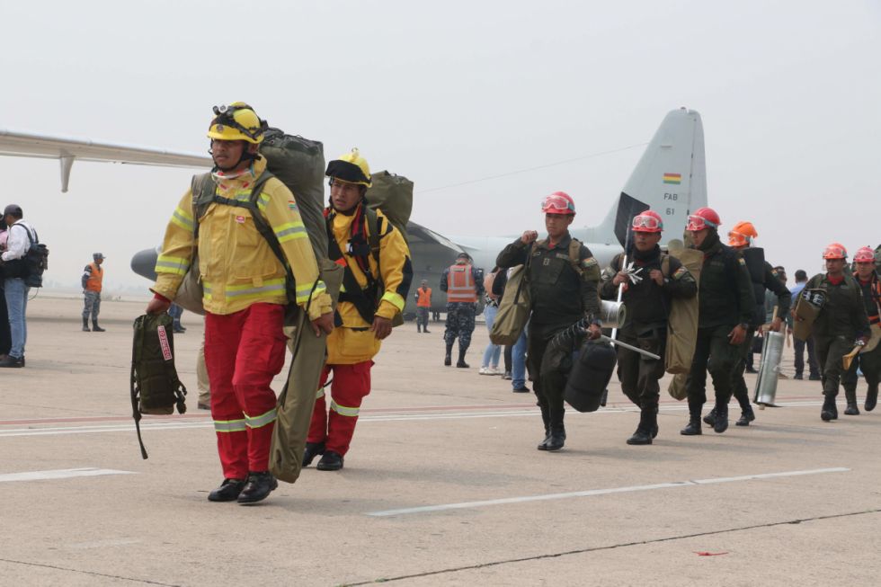 Expertos chilenos y bomberos bolivianos intensifican esfuerzos para sofocar incendios en Concepción Expertos chilenos y bomberos bolivianos intensifican esfuerzos para sofocar incendios en Concepción