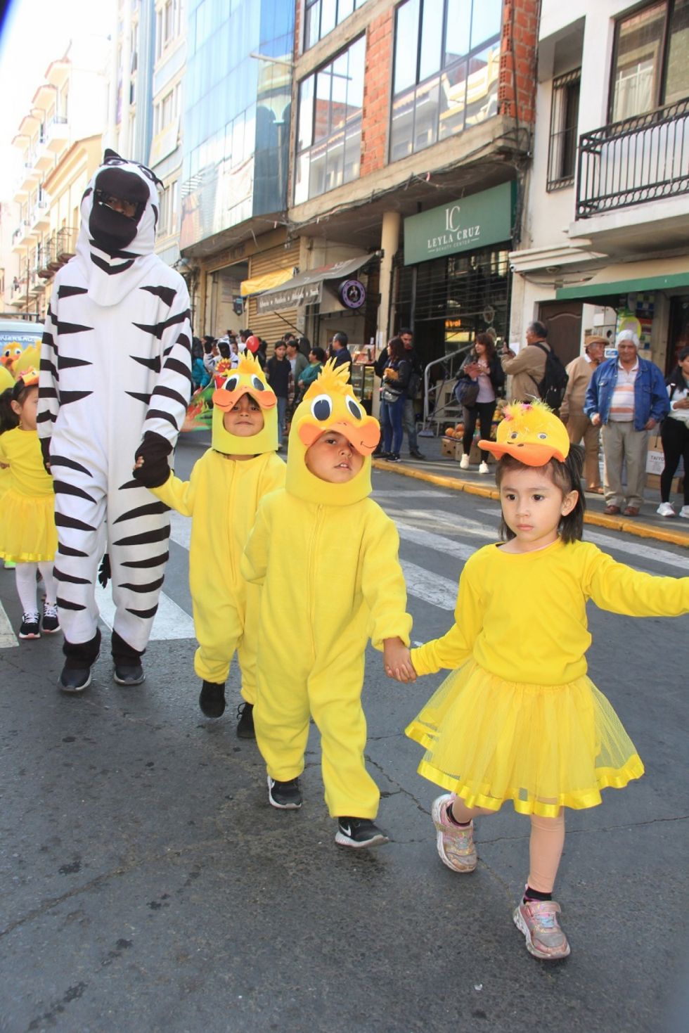 La farándula toma las calles de Tarija