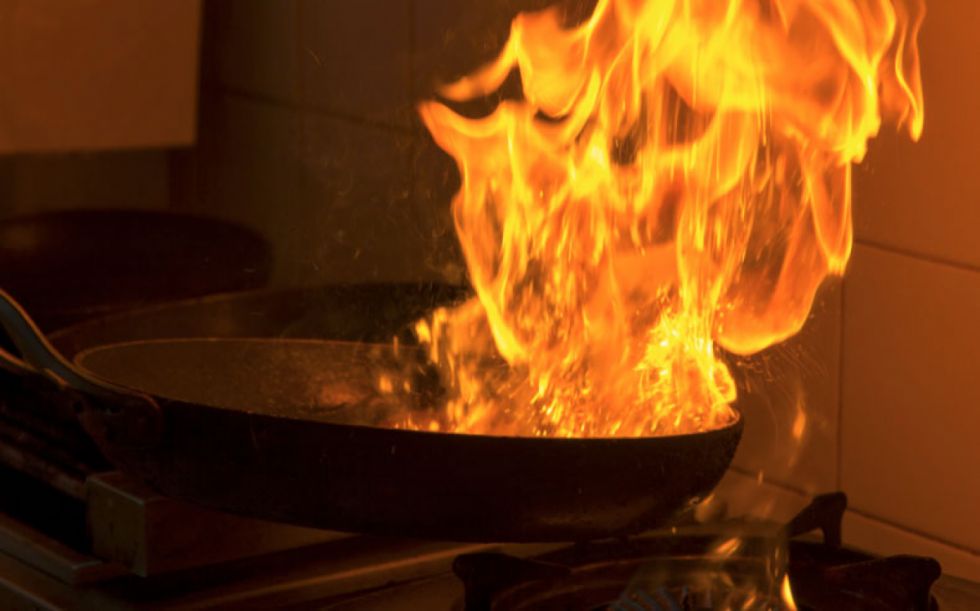 Dos hermanos menores de edad sufren quemaduras tras confundir gasolina con aceite para cocinar
