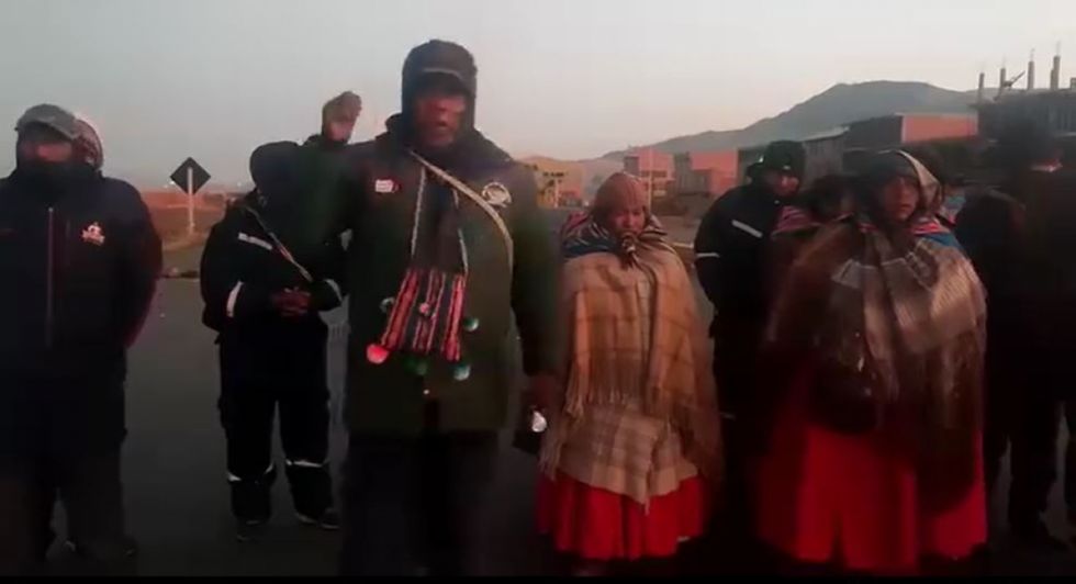 Campesinos bloquean La Paz y exigen la renuncia de Arce