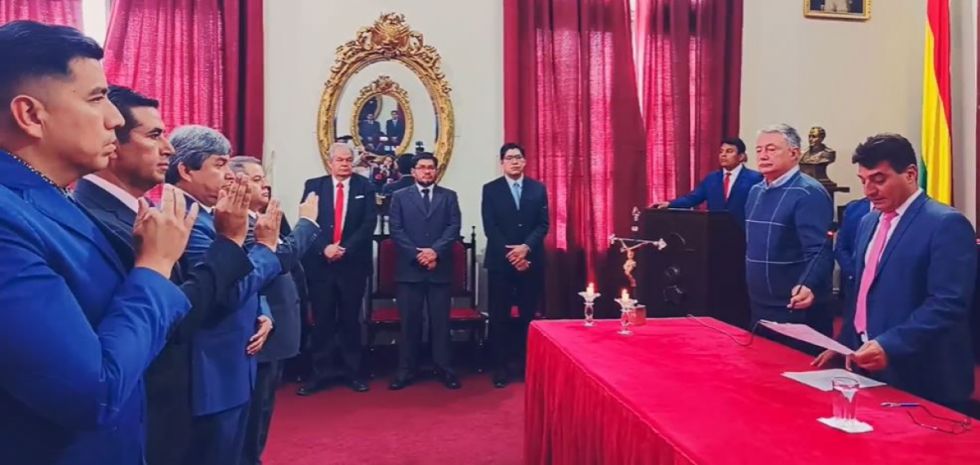 Alcalde fusiona dos secretarías en Tarija y posesiona a nuevos secretarios municipales