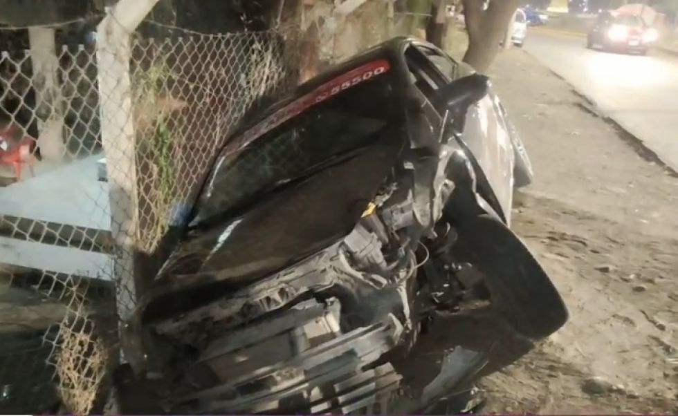 Vehículo del móvil 15 de Abril choca contra un árbol en el barrio Miraflores 
