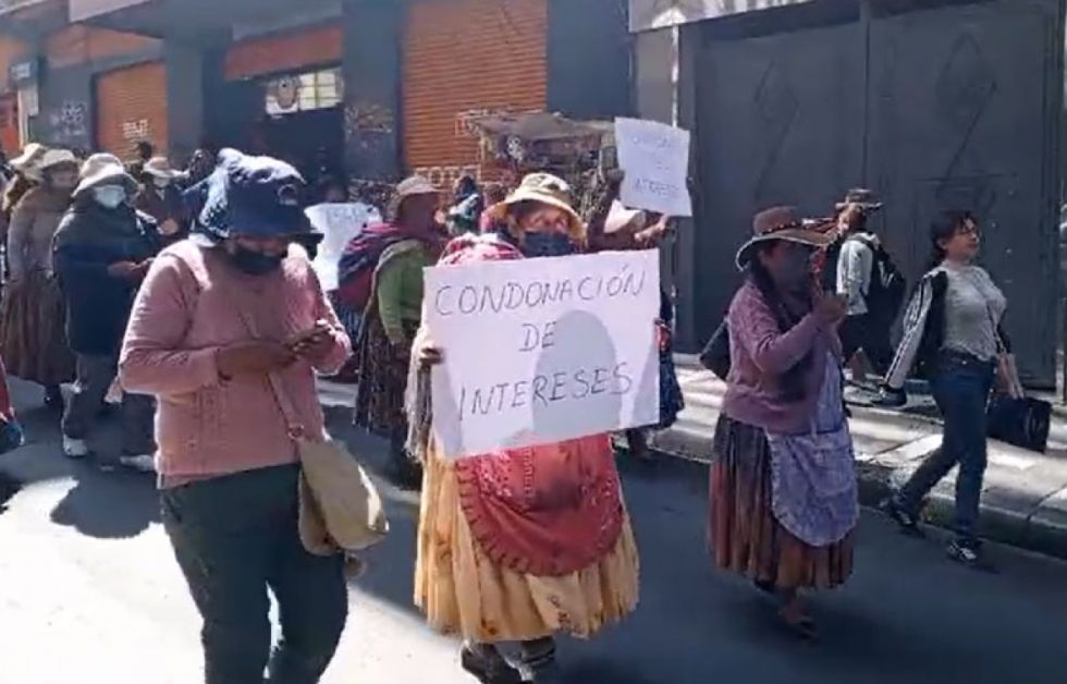 Deudores se movilizan y denuncian usura de los bancos; piden la condonación de intereses 