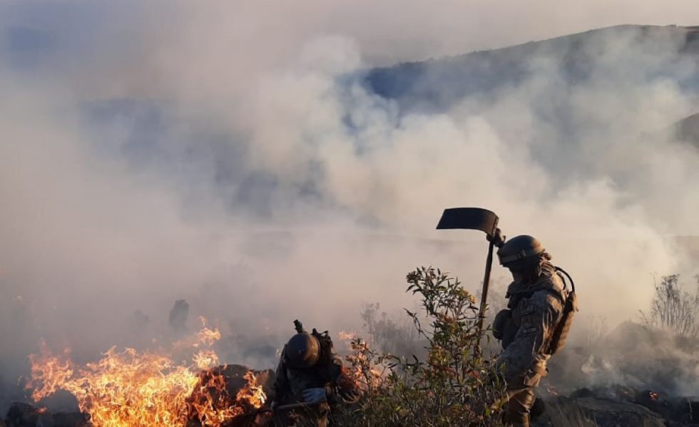 Bomberos combaten el fuego en 15 municipios
