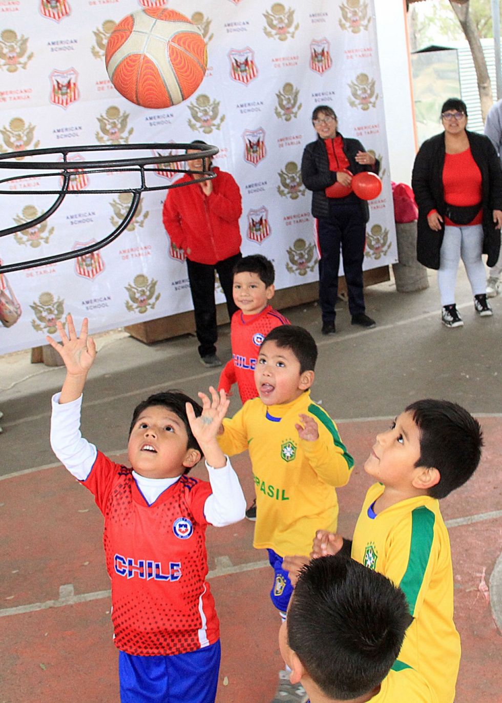 Jugando básquetbol