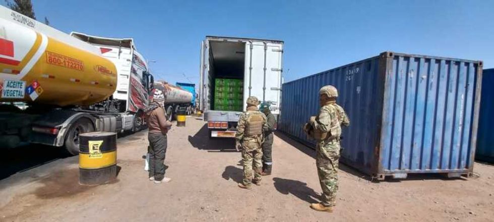 Comisan camiones con carne de pollo y diésel de contrabando valuados en Bs 200.000