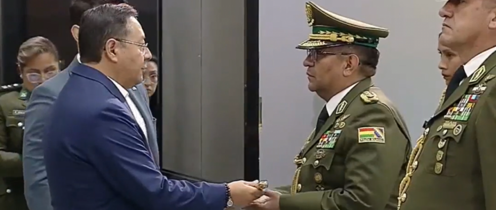 Arce ratifica al general Álvaro Álvarez como comandante de la Policía Boliviana