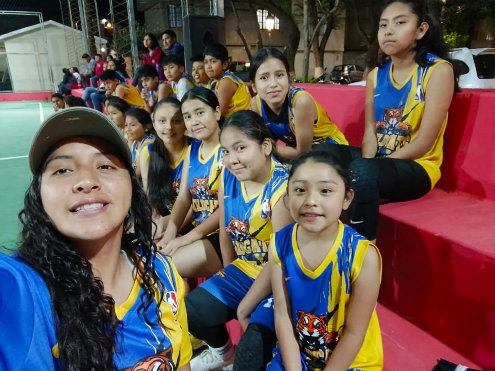 Alcira Wayar y las futuras basquetbolistas