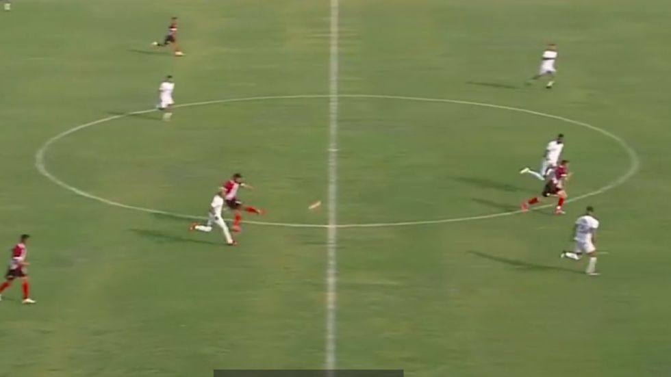 Le pegó desde su casa: El golazo de Saulo Guerra de atrás de mitad de cancha