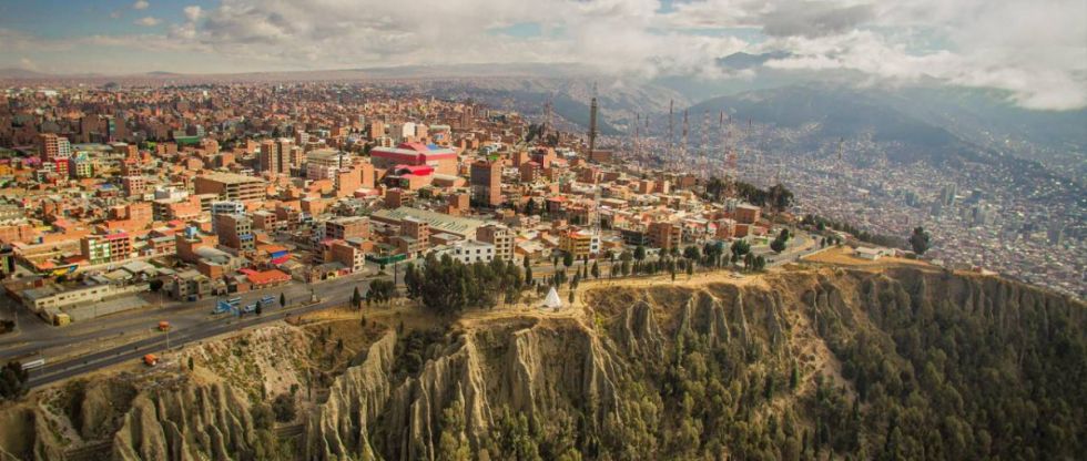 Un hombre muere al caer de un mirador cuando consumía alcohol; la mujer que estaba con él no aparece