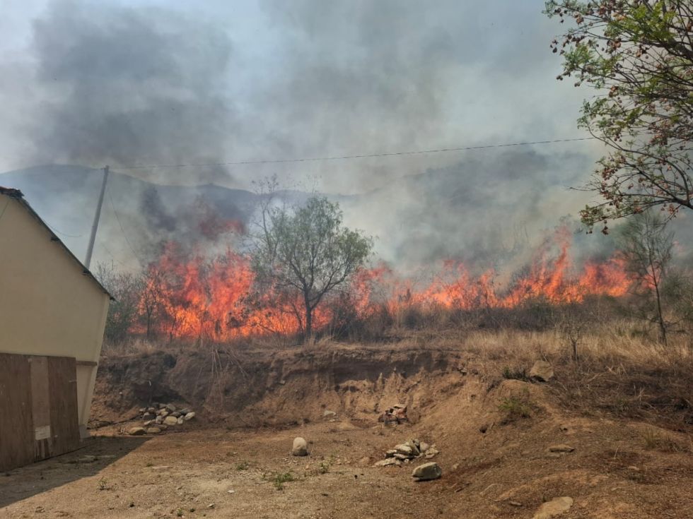 El fuego amenaza viviendas de la zona