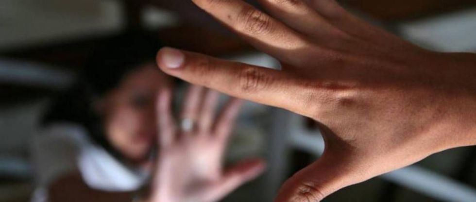 Una mujer denuncia que fue golpeada y asaltada en un micro cuando iba a su trabajo