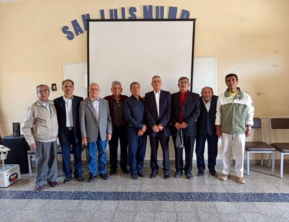 Bachilleres 1974 que participaron en el conversatorio