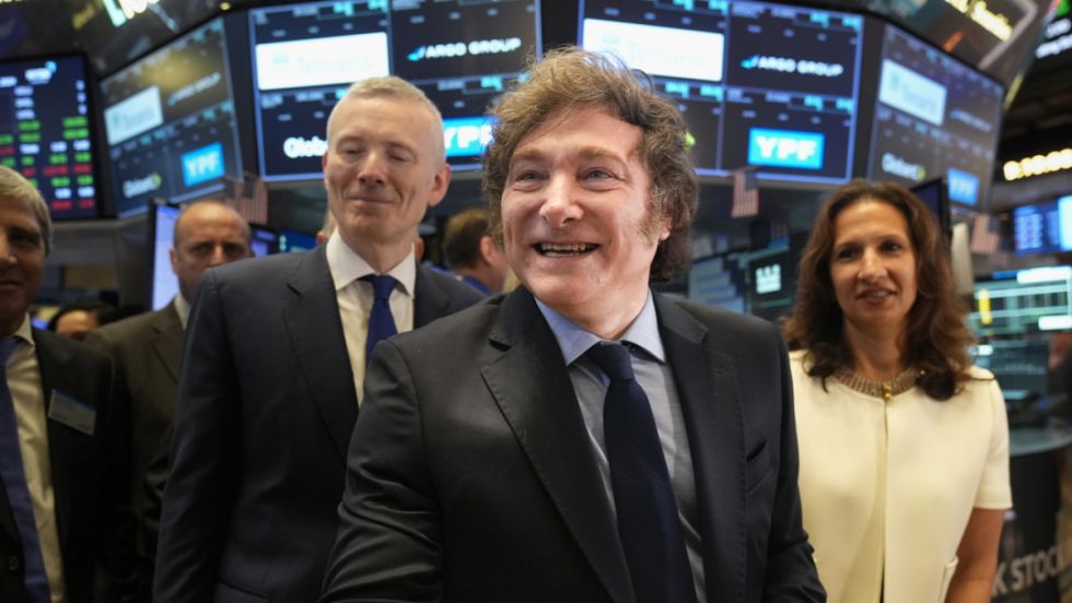 Cae el riesgo país en Argentina y crecen los bonos en dólares